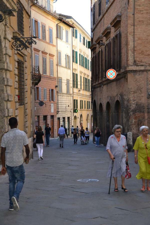 Elegante Luminoso Attico Centralissimo Siena Eksteriør billede